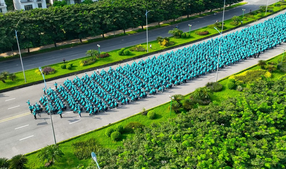 ‘Xe ôm điện’ của tỷ phú Phạm Nhật Vượng chính thức vận hành, giá cước 4.800 đồng/km