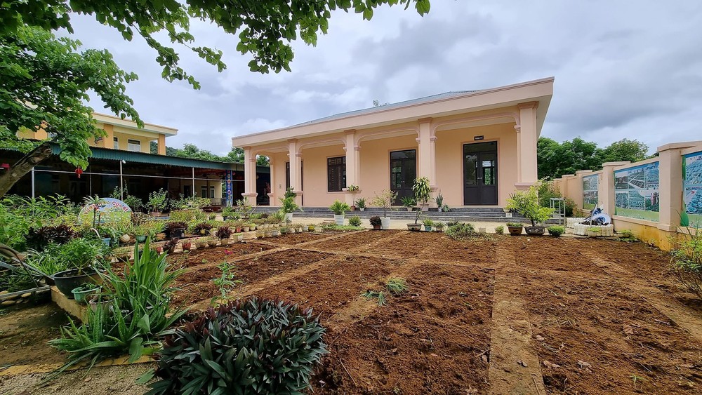 Ứa nước mắt cảnh giáo viên trèo đèo lội suối vận động học sinh đến trường