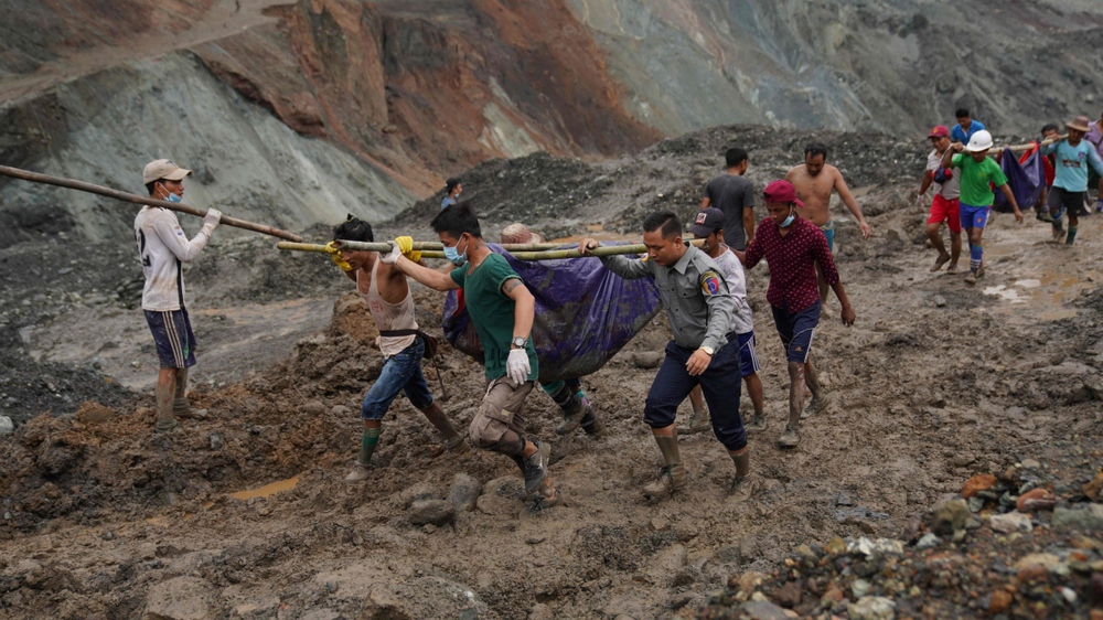 Sạt lở mỏ khai thác ngọc bích tại Myanmar, lo ngại 36 người chết - Ảnh 1.