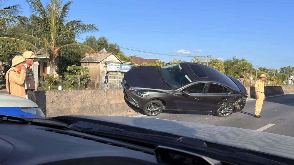 Đằng sau những bức ảnh TNGT: Va chạm với xe khách, Mazda3 bị đẩy trèo lên dải phân cách cứng - Ảnh 3.