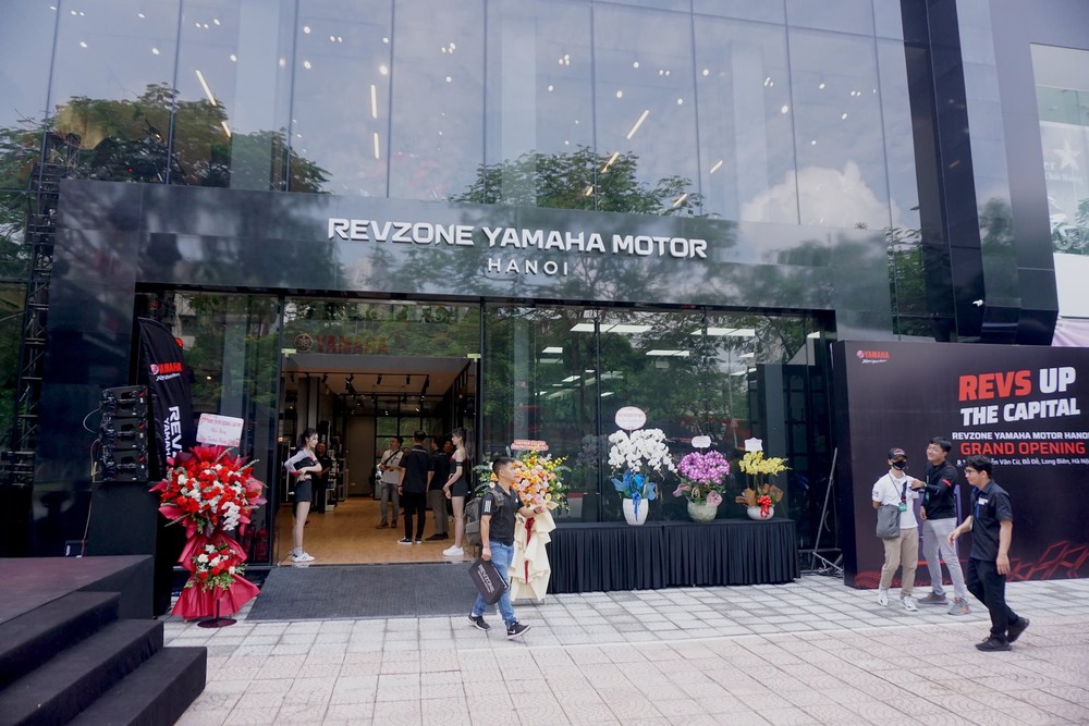 Bên trong showroom mô tô lớn nhất miền Bắc của Yamaha: Tổng đầu tư hơn 19 tỷ đồng, 15 mẫu xe giá trăm triệu cho tín đồ phân khối lớn - Ảnh 2.