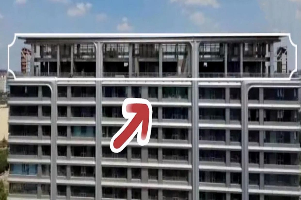 Chủ căn penthouse “chiếm dụng” nóc chung cư 32 tầng để “độ” thêm 2 tầng nhỏ: Cảnh sát vào cuộc điều tra, “nhà mới” buộc phải dỡ bỏ - Ảnh 3.