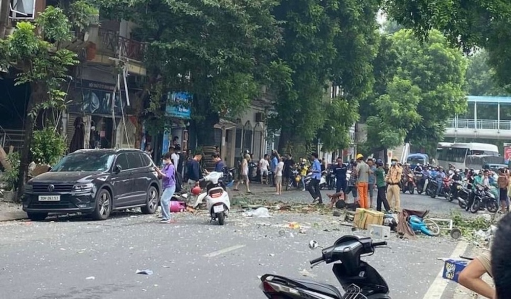Hà Nội: Nghi nổ bình gas trên phố Yên Phụ, nhiều người bị hất văng - Ảnh 2.