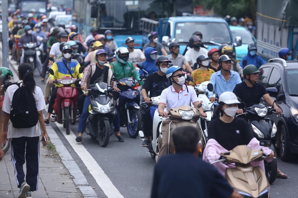 Cận cảnh hiện trường vụ nổ kinh hoàng trên đường Yên Phụ, nhiều người bị thương - Ảnh 11.