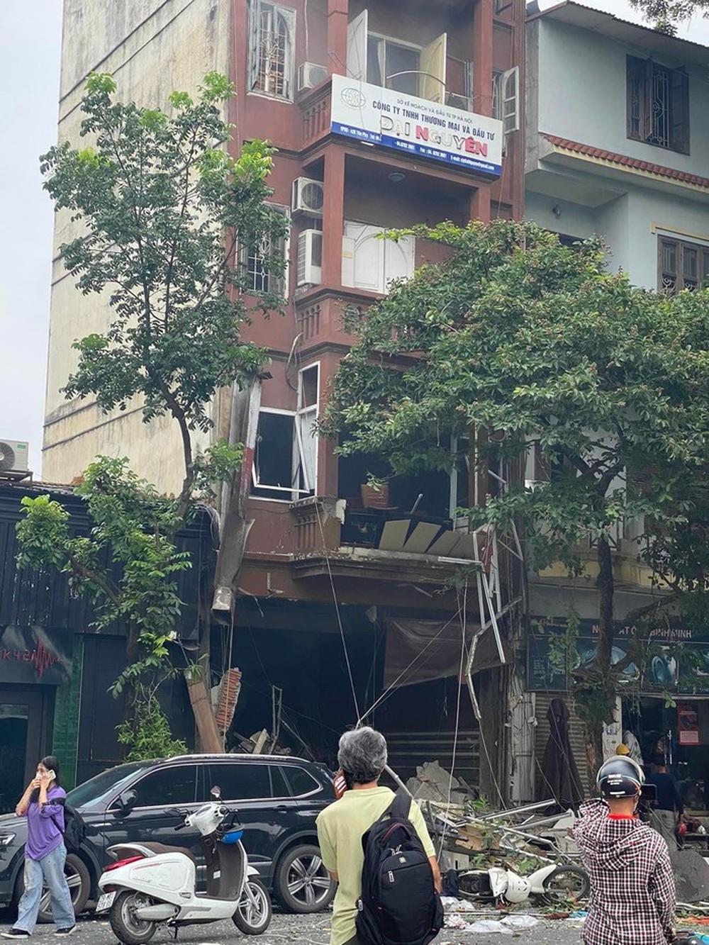 Clip cận cảnh hiện trường vụ nổ khí ga ở phố Yên Phụ, 4 người bị thương - Ảnh 6.