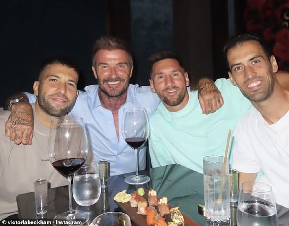 Bữa ăn tối của gia đình Messi, Beckham gián đoạn với một người khách bị thương - Ảnh 4.
