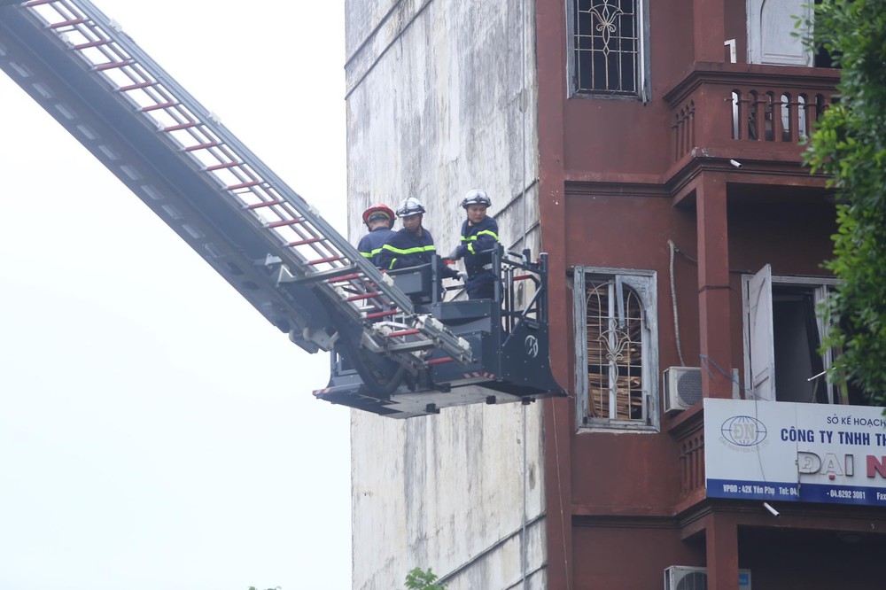 Cận cảnh hiện trường vụ nổ kinh hoàng trên đường Yên Phụ, nhiều người bị thương - Ảnh 2.