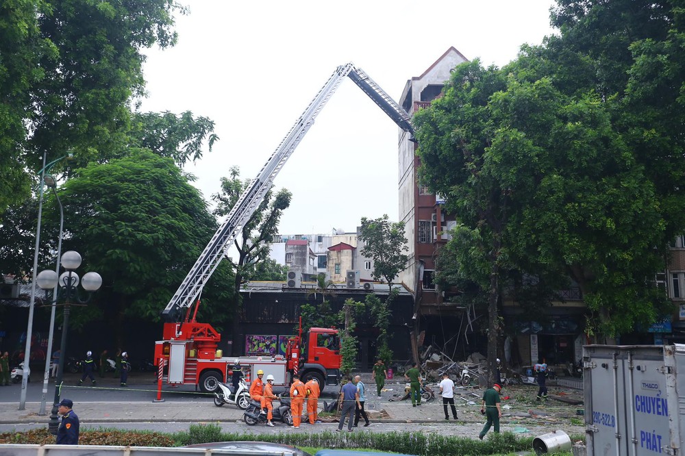 Cận cảnh hiện trường vụ nổ kinh hoàng trên đường Yên Phụ, nhiều người bị thương - Ảnh 1.