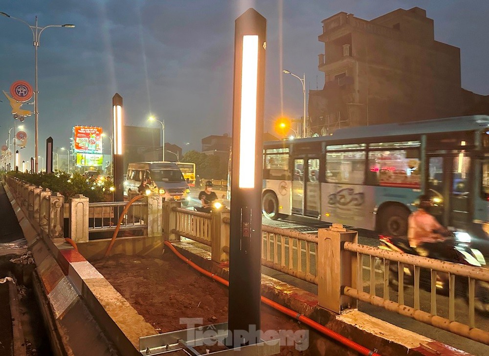 Độc lạ dàn đèn chiếu sáng tên lửa trên cầu Vĩnh Tuy 2 - Ảnh 8.