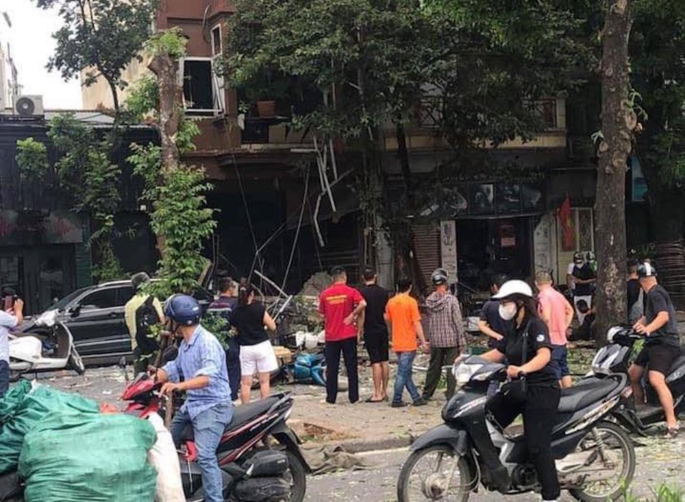 Hà Nội: Nghi nổ bình gas trên phố Yên Phụ, nhiều người bị hất văng - Ảnh 1.