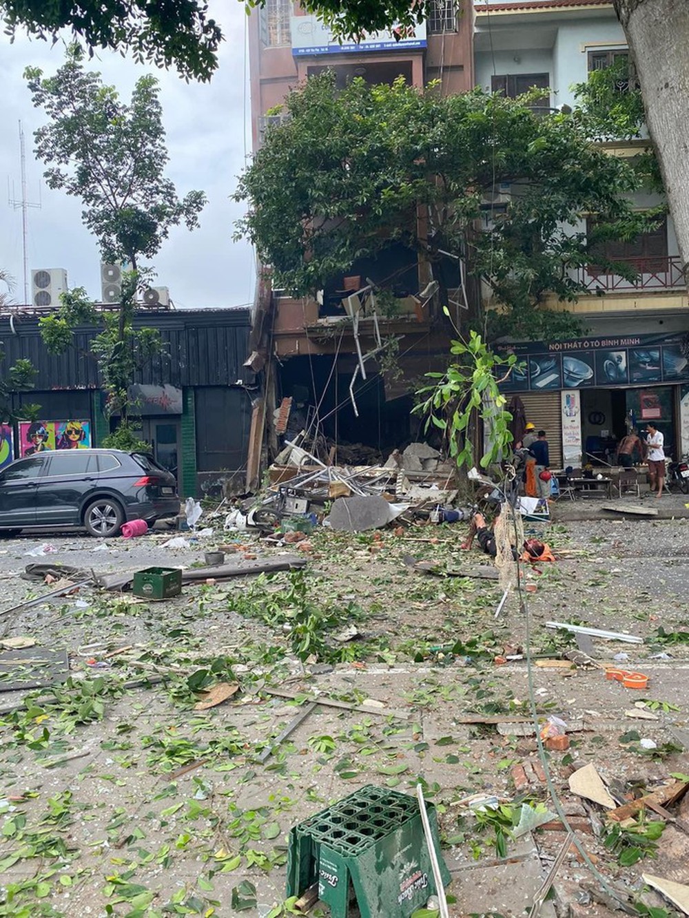 Clip cận cảnh hiện trường vụ nổ khí ga ở phố Yên Phụ, 4 người bị thương - Ảnh 5.