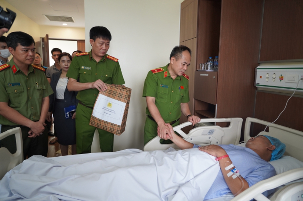 Thiếu tá Công an bị thương trong vụ bắt cóc trẻ em, đòi 15 tỷ tiền chuộc ở Long Biên - Ảnh 1.