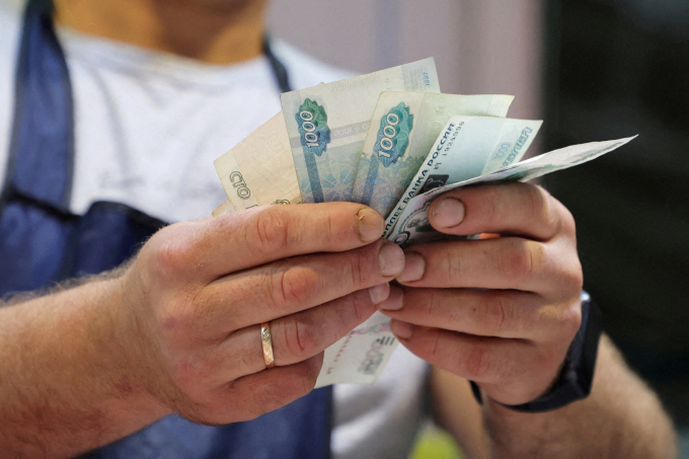 Đồng rúp trượt giá mức kỷ lục: Cố vấn kinh tế của Tổng thống Putin lên tiếng, Ngân hàng Trung ương họp khẩn - Ảnh 1.