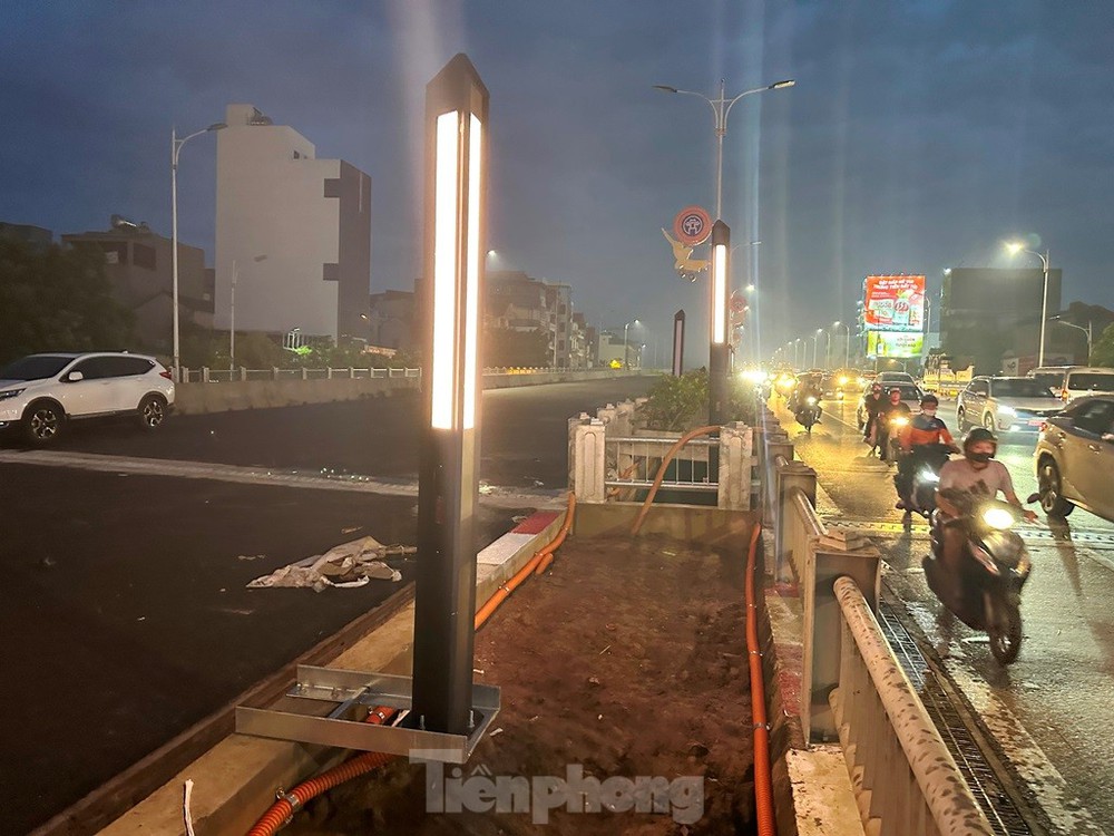 Độc lạ dàn đèn chiếu sáng tên lửa trên cầu Vĩnh Tuy 2 - Ảnh 7.