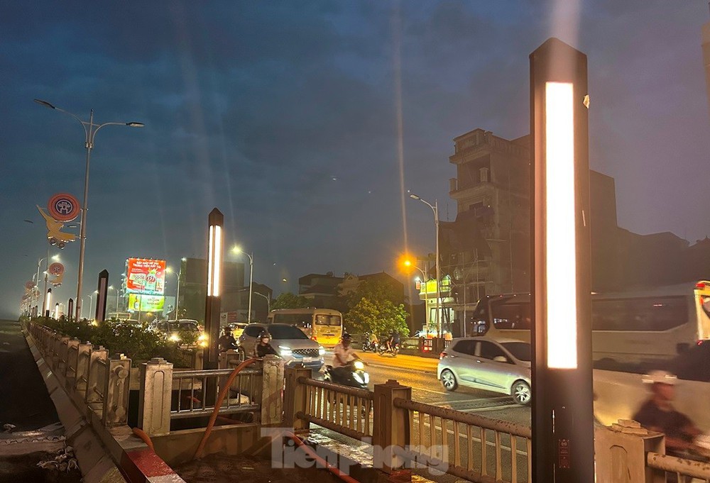 Độc lạ dàn đèn chiếu sáng tên lửa trên cầu Vĩnh Tuy 2 - Ảnh 6.