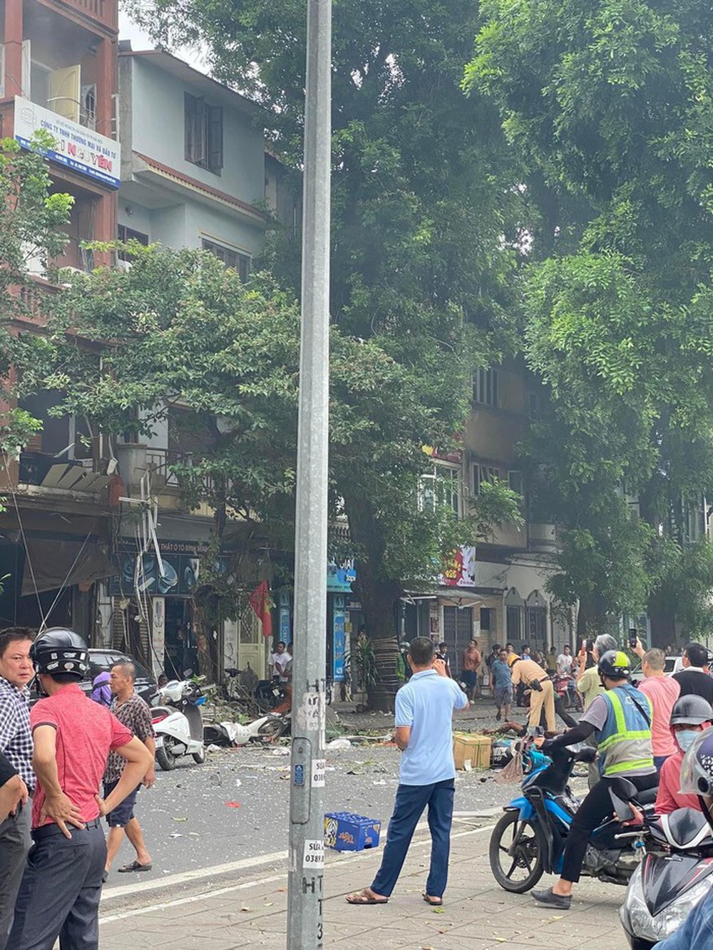 Clip cận cảnh hiện trường vụ nổ khí ga ở phố Yên Phụ, 4 người bị thương - Ảnh 3.
