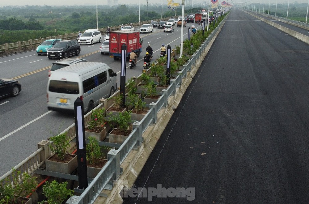 Độc lạ dàn đèn chiếu sáng tên lửa trên cầu Vĩnh Tuy 2 - Ảnh 4.