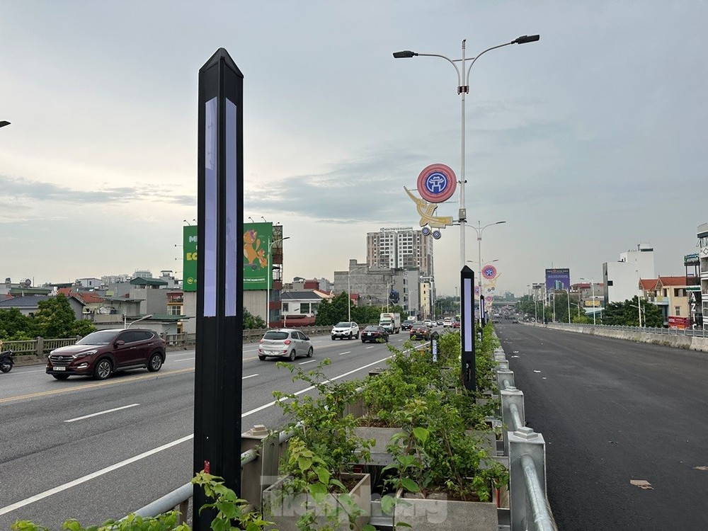 Độc lạ dàn đèn chiếu sáng tên lửa trên cầu Vĩnh Tuy 2 - Ảnh 1.