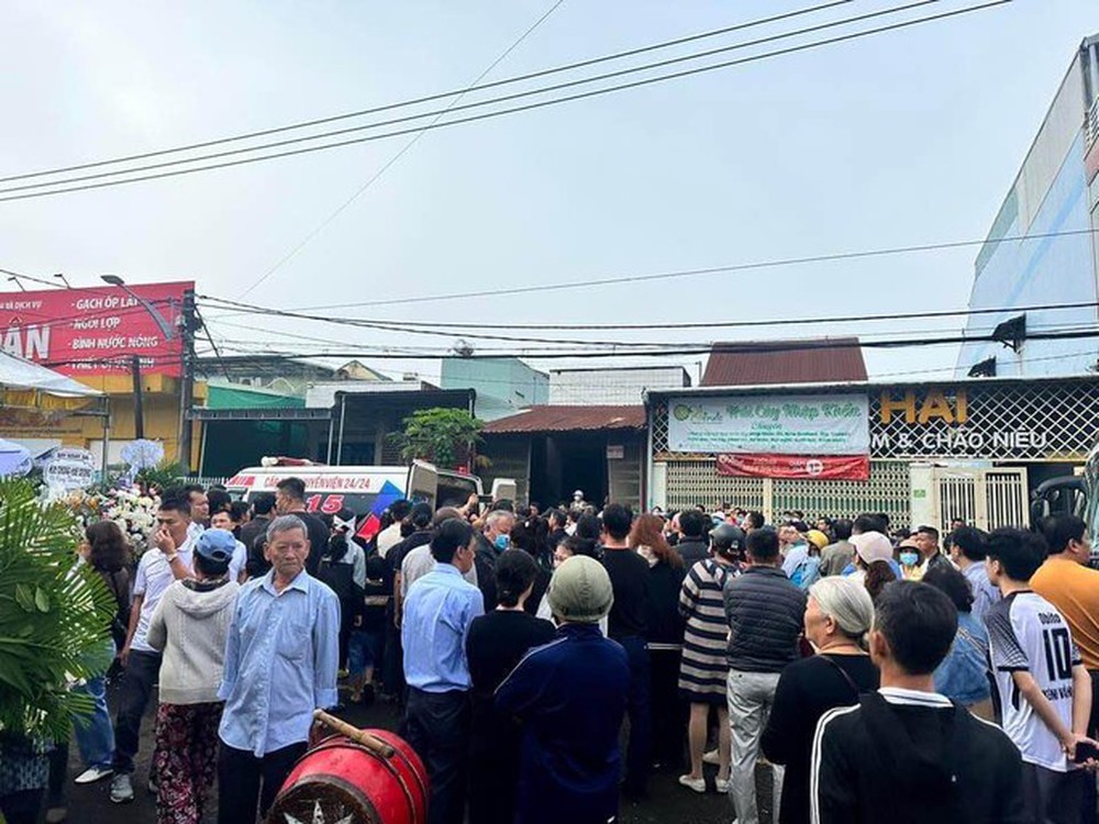 Xúc động cảnh tượng hàng trăm người tiễn đưa HLV Dương Minh Ninh - Ảnh 6.