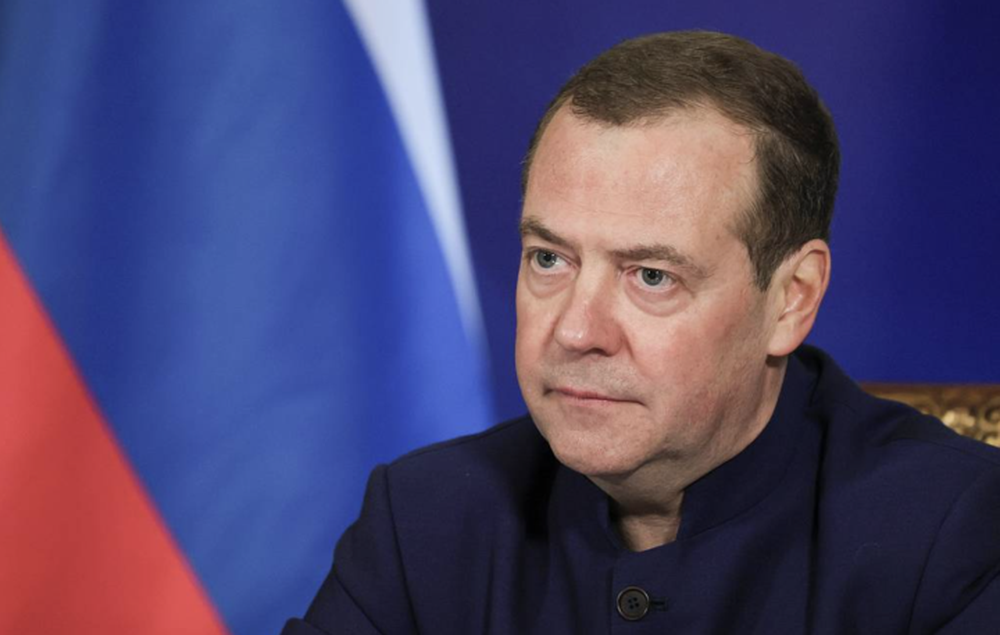 Ông Medvedev: Phương Tây kiếm tiền từ xung đột Ukraine - Ảnh 1.
