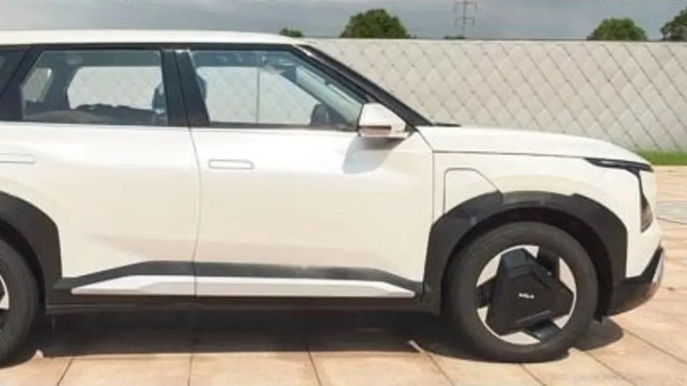 Kia EV5 lộ diện không che ngoài đời thực: Vài chi tiết khác concept, ngắn hơn nhưng cao và rộng hơn Sportage