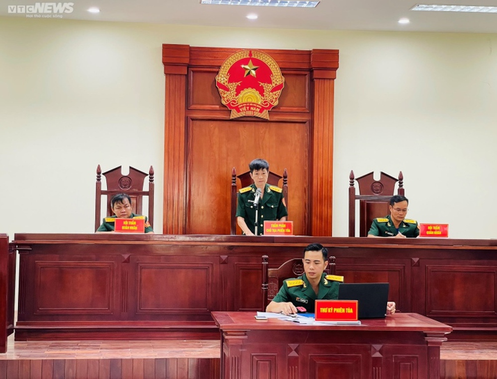 Vụ nữ sinh ở Ninh Thuận bị tông tử vong: Cựu thiếu tá không quân tiều tụy khi hầu tòa - Ảnh 4.