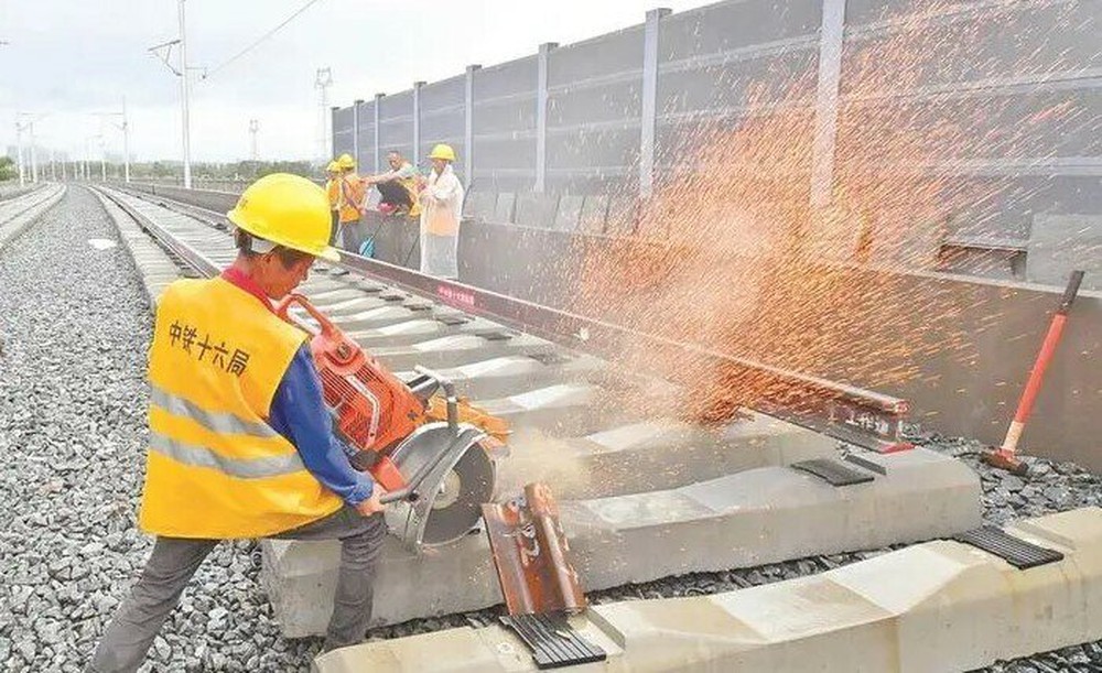 Cận cảnh tuyến đường sắt cao tốc Trung Quốc thẳng đến biên giới Việt Nam - Ảnh 2.