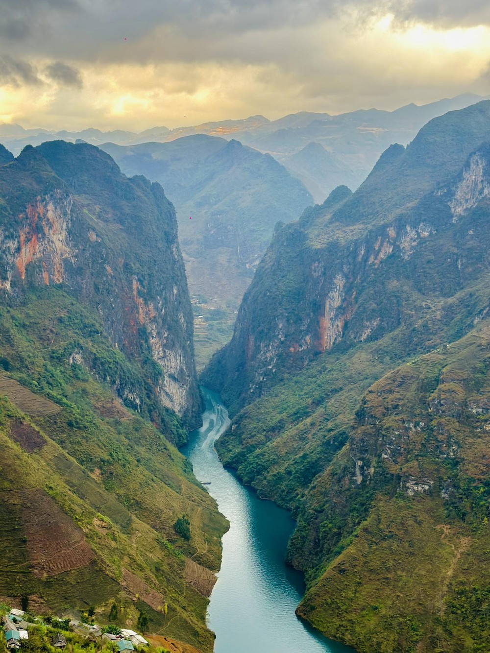 Khám phá Mèo Vạc, Hà Giang vào mùa đẹp nhất trong năm, đến Hoa hậu Thùy Tiên và Quang Linh Vlogs phải lặng người vì quá đẹp - Ảnh 5.