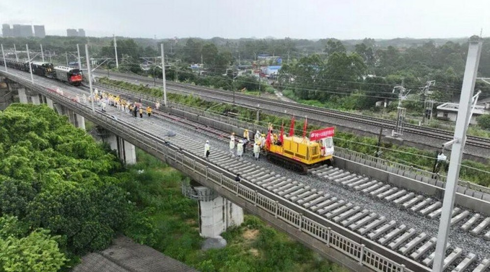 Cận cảnh tuyến đường sắt cao tốc Trung Quốc thẳng đến biên giới Việt Nam - Ảnh 1.