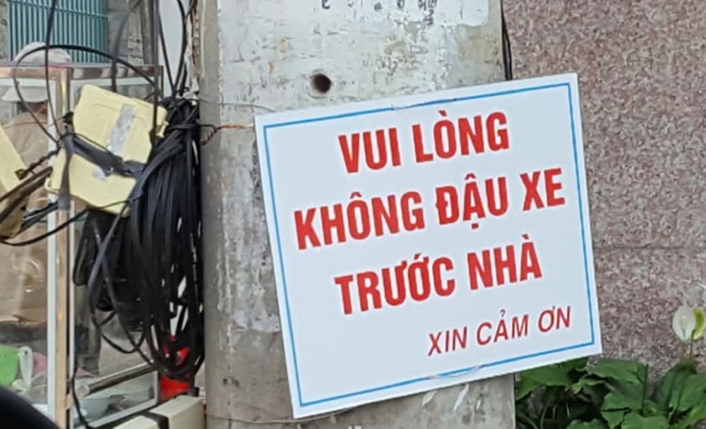 Đỗ ô tô trước cửa nhà người khác có bị xử phạt không? - Ảnh 1.