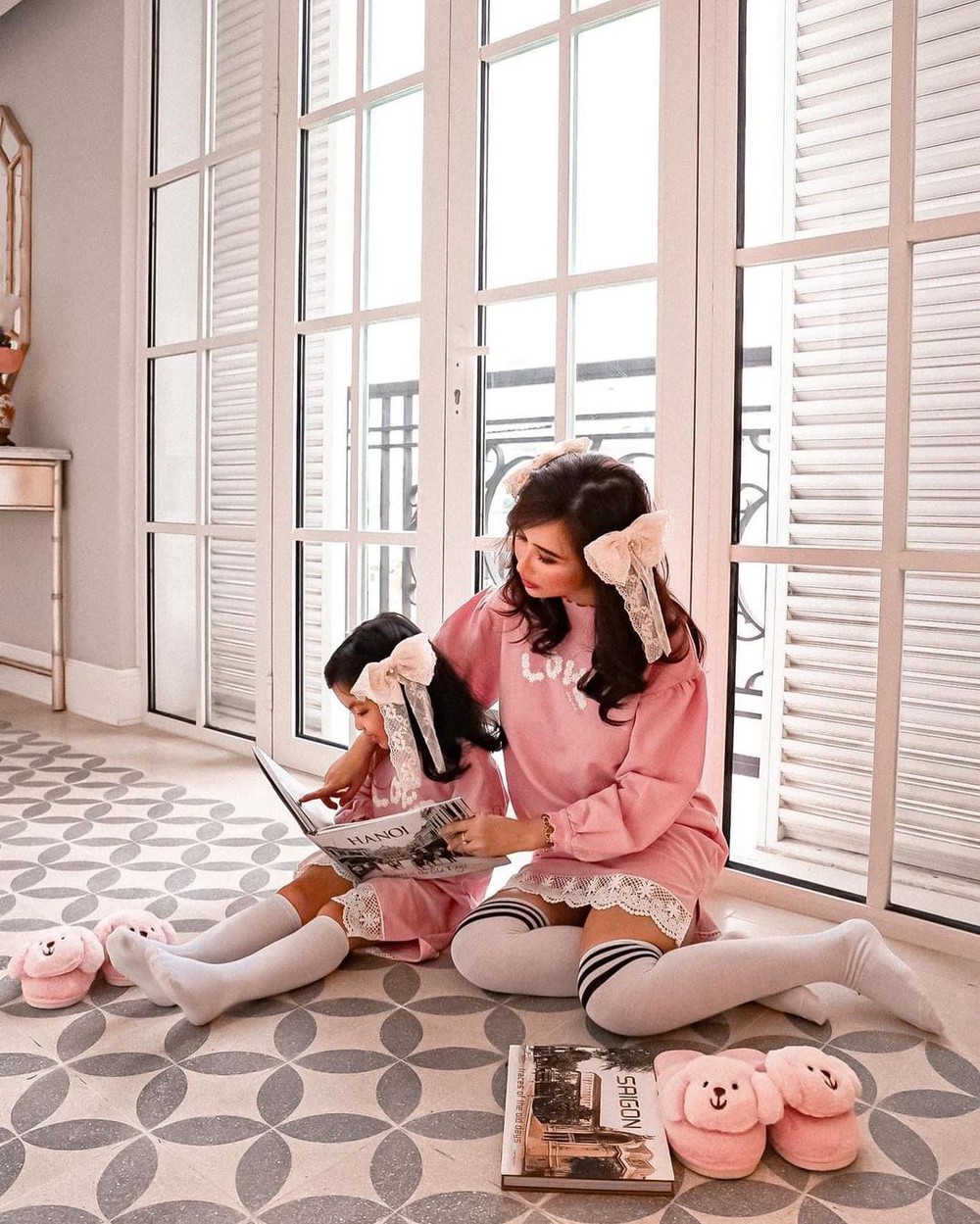 Vợ đại gia khoe được con vẽ chân dung, 1 chi tiết tả thực khiến “chính chủ” cười ra nước mắt