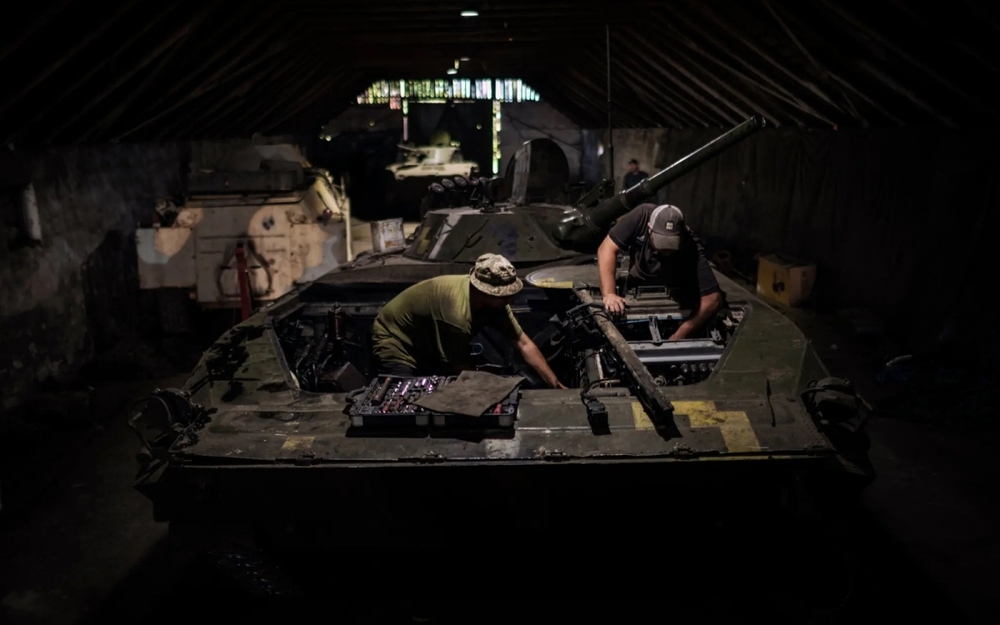 Lặng lẽ đội ngũ kỹ sư, kỹ thuật viên bảo đảm xe tăng Ukraine lăn bánh - Ảnh 1.