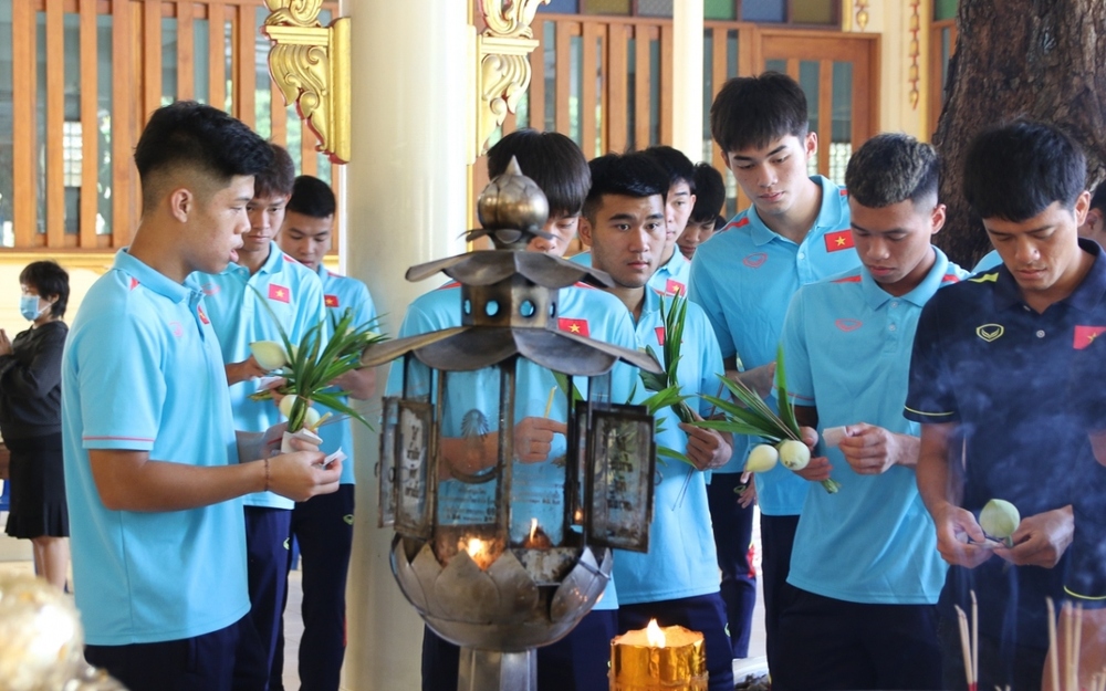 U23 Việt Nam đi lễ chùa trước khi bước vào giải U23 Đông Nam Á 2023 - Ảnh 7.