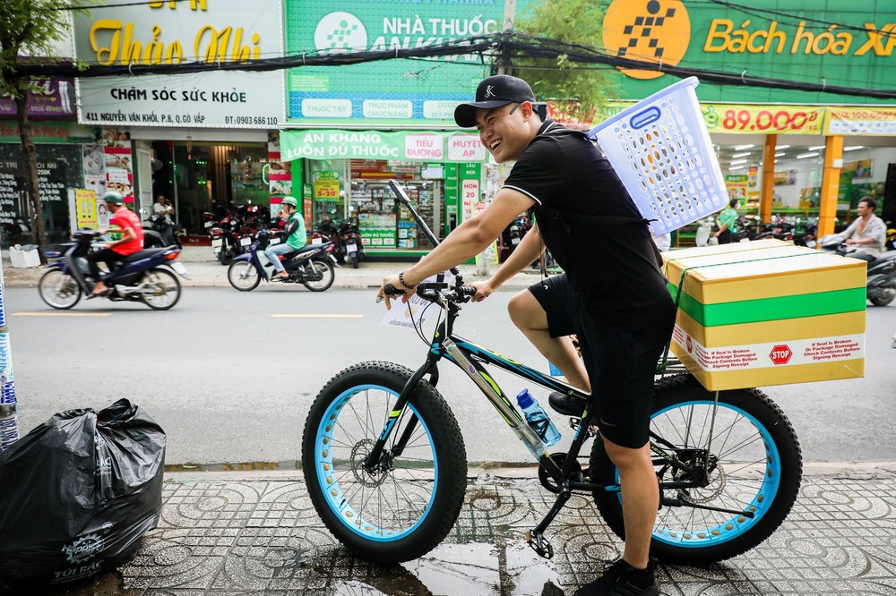 Chàng trai từng bị lừa cả tỷ đồng đạp xe ‘xin’ ve chai, cho người nghèo bốc thăm lì xì