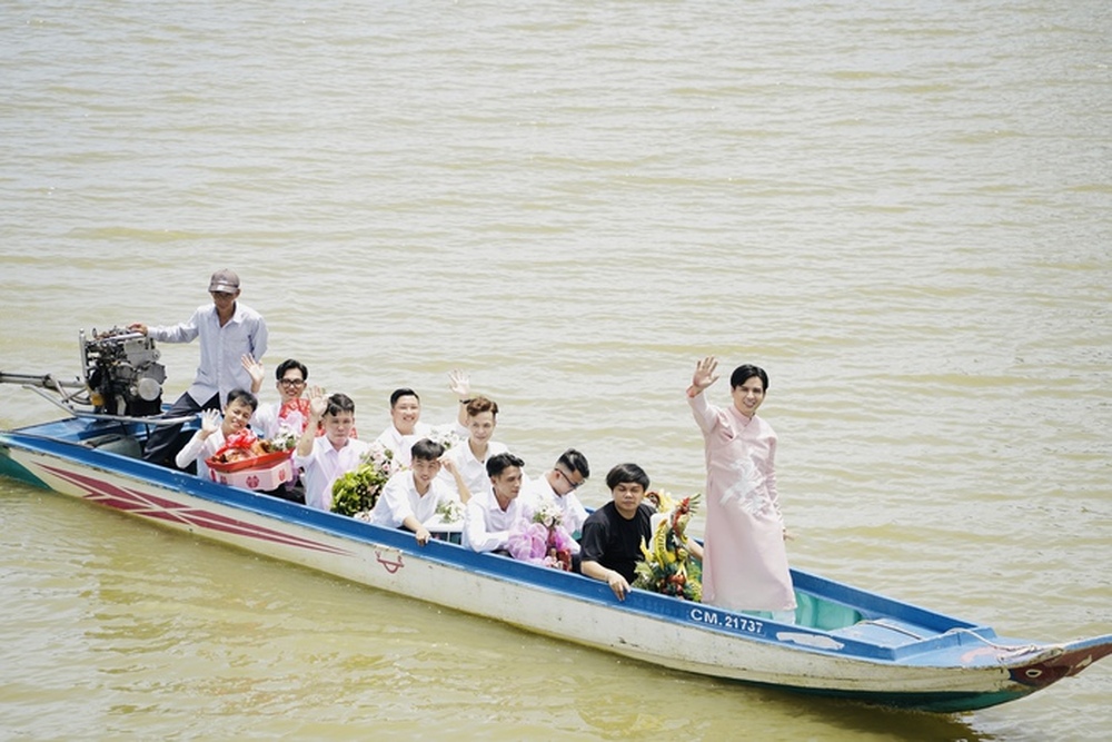 Hồ Quang Hiếu đi xuồng trong lễ ăn hỏi tại Cà Mau, cô dâu gây chú ý với chiều cao 1,8m - Ảnh 6.