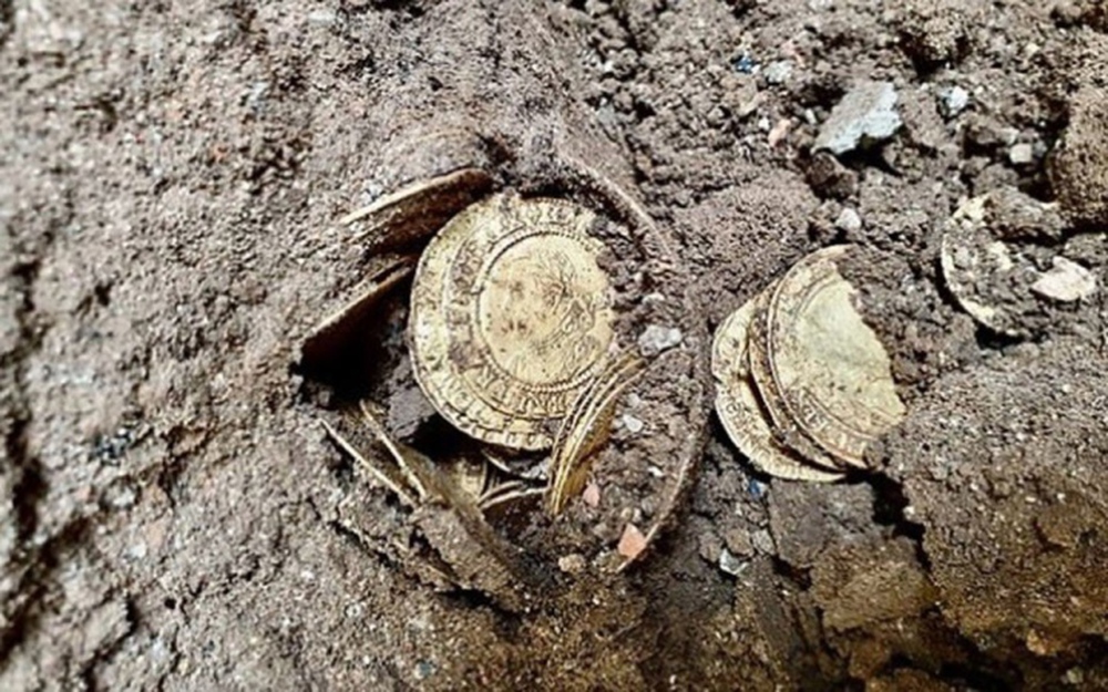 Tìm chìa khoá bị rơi, người đàn ông đụng trúng 14 đồng tiền cổ giá trị ở vườn nhà - Ảnh 1.