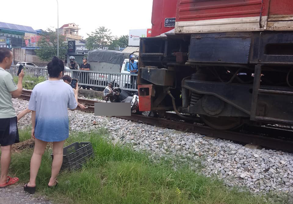 Clip: Cố băng qua đường sắt, người phụ nữ bị tàu hỏa tông trúng - Ảnh 2.