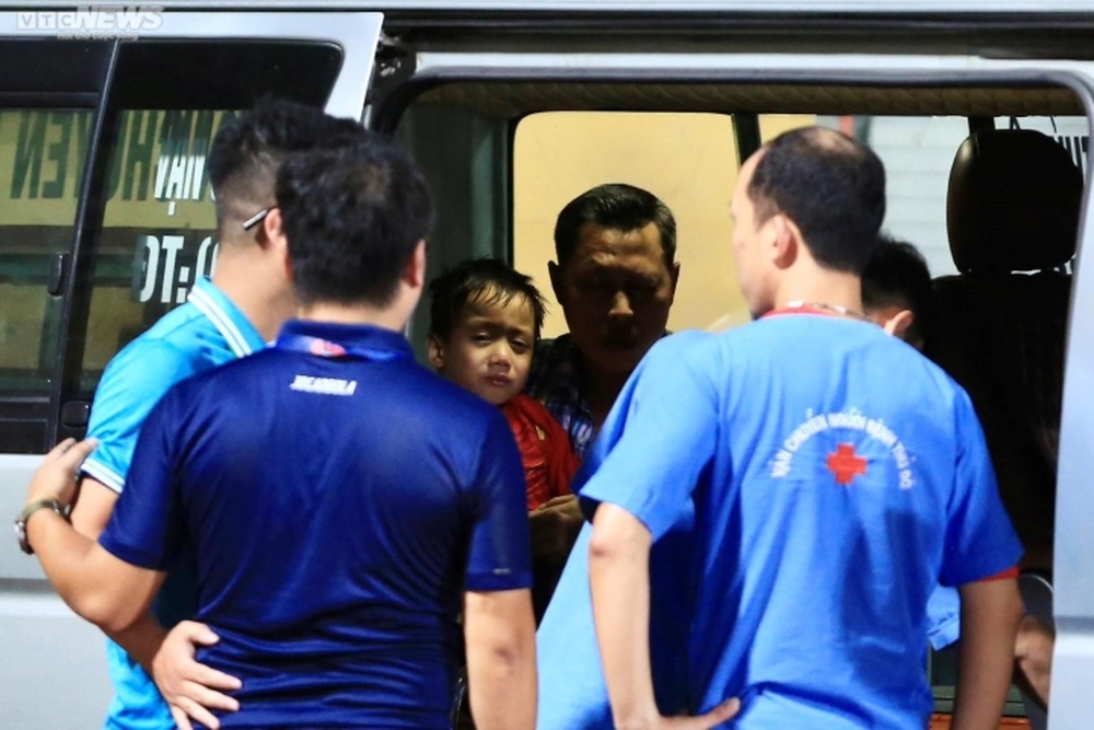 Pháo sáng làm cổ động viên nhí bị thương trong trận Hà Nội FC gặp Hải Phòng - Ảnh 1.