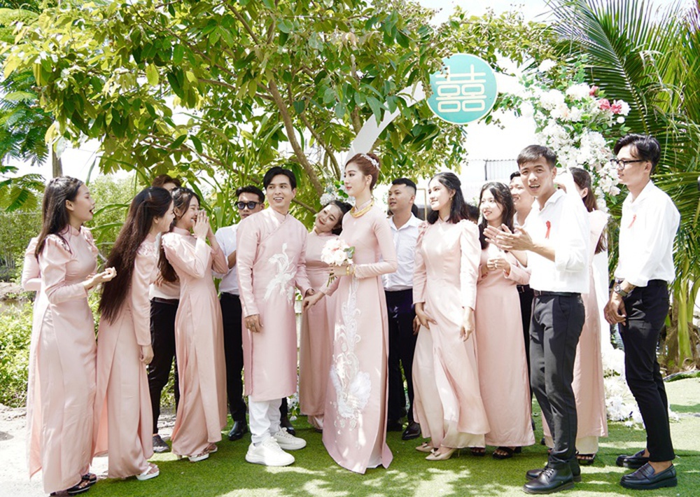 Hồ Quang Hiếu đi xuồng trong lễ ăn hỏi tại Cà Mau, cô dâu gây chú ý với chiều cao 1,8m - Ảnh 5.