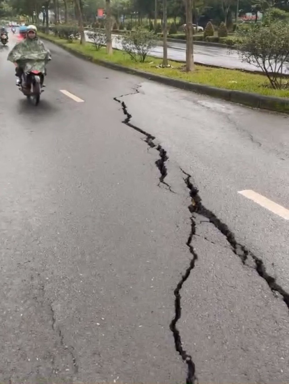 Nguyên nhân ban đầu gây sạt lở đường Hồ Chí Minh: Có phần do mưa lớn (?!) - Ảnh 1.