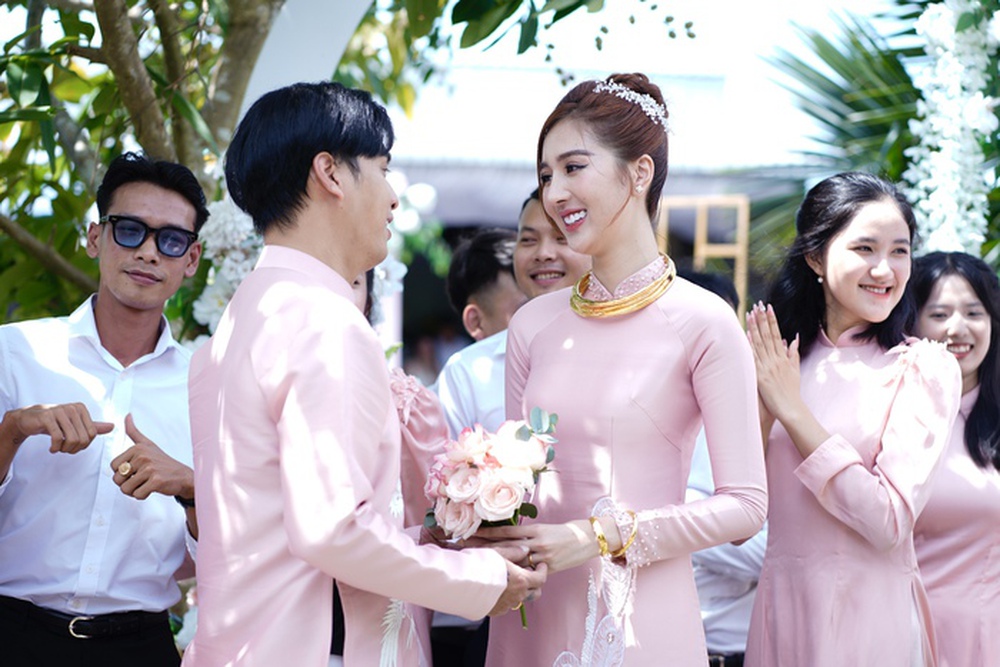 Hồ Quang Hiếu đi xuồng trong lễ ăn hỏi tại Cà Mau, cô dâu gây chú ý với chiều cao 1,8m - Ảnh 3.