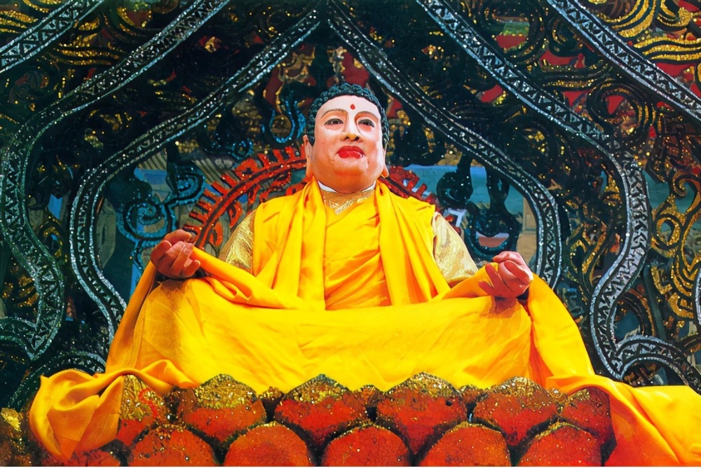 Phật Tổ Như Lai của Tây Du Ký: Tuổi 84 tóc bạc trắng, đi lại run rẩy, cần người dìu đỡ gây xót xa - Ảnh 1.