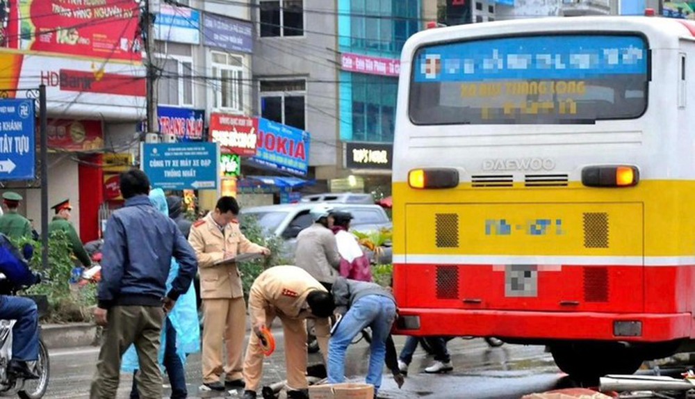 Hà Nội: Cụ bà ngã tử vong khi bước xuống từ xe bus - Ảnh 1.