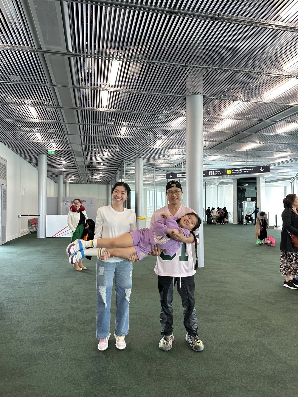 Bé gái 8 tuổi ‘chu du’ 8 đất nước: Tài sản lớn nhất để lại cho con không phải tiền bạc mà là kỷ niệm hạnh phúc