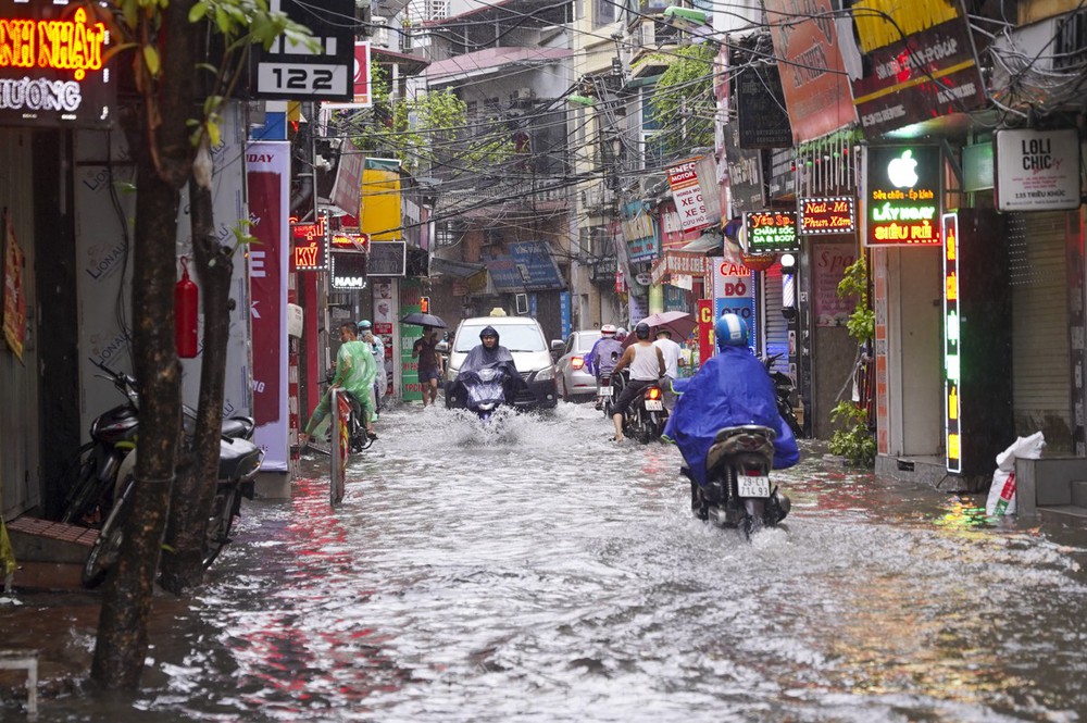 Nhiều tuyến phố Hà Nội ngập sâu, nước tràn vào nhà dân - Ảnh 2.