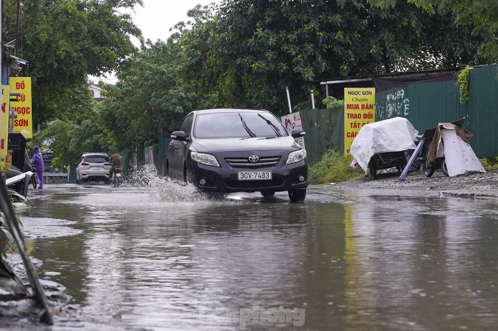 Nhiều tuyến phố Hà Nội ngập sâu, nước tràn vào nhà dân - Ảnh 10.