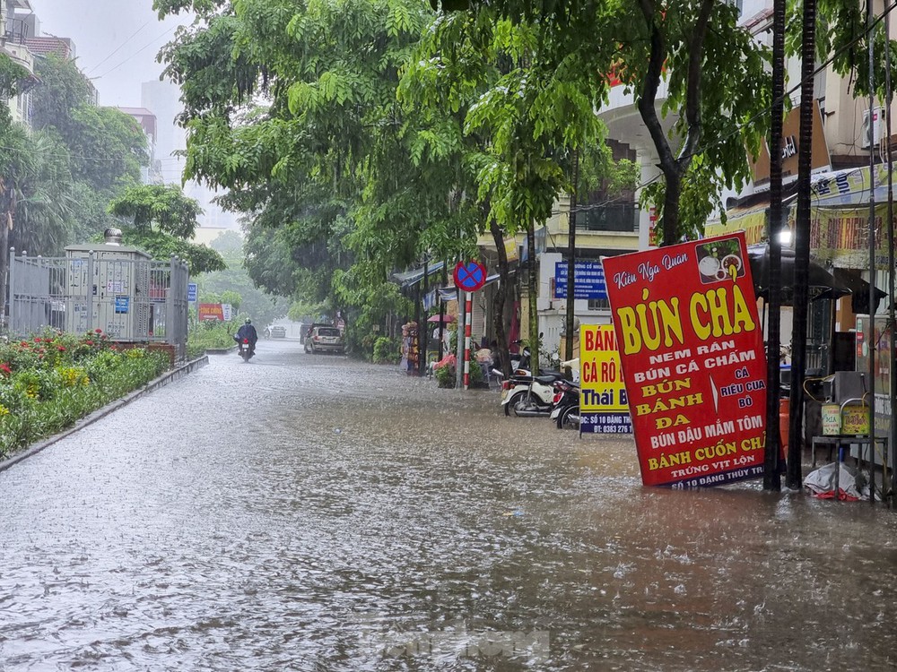 Nhiều tuyến phố Hà Nội ngập sâu, nước tràn vào nhà dân - Ảnh 9.