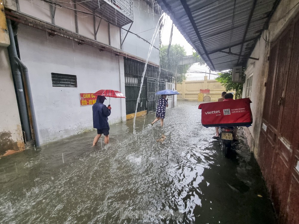 Nhiều tuyến phố Hà Nội ngập sâu, nước tràn vào nhà dân - Ảnh 8.