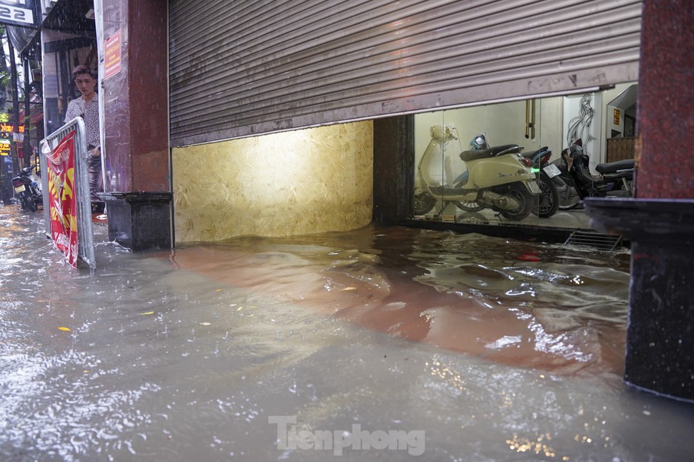 Nhiều tuyến phố Hà Nội ngập sâu, nước tràn vào nhà dân - Ảnh 6.