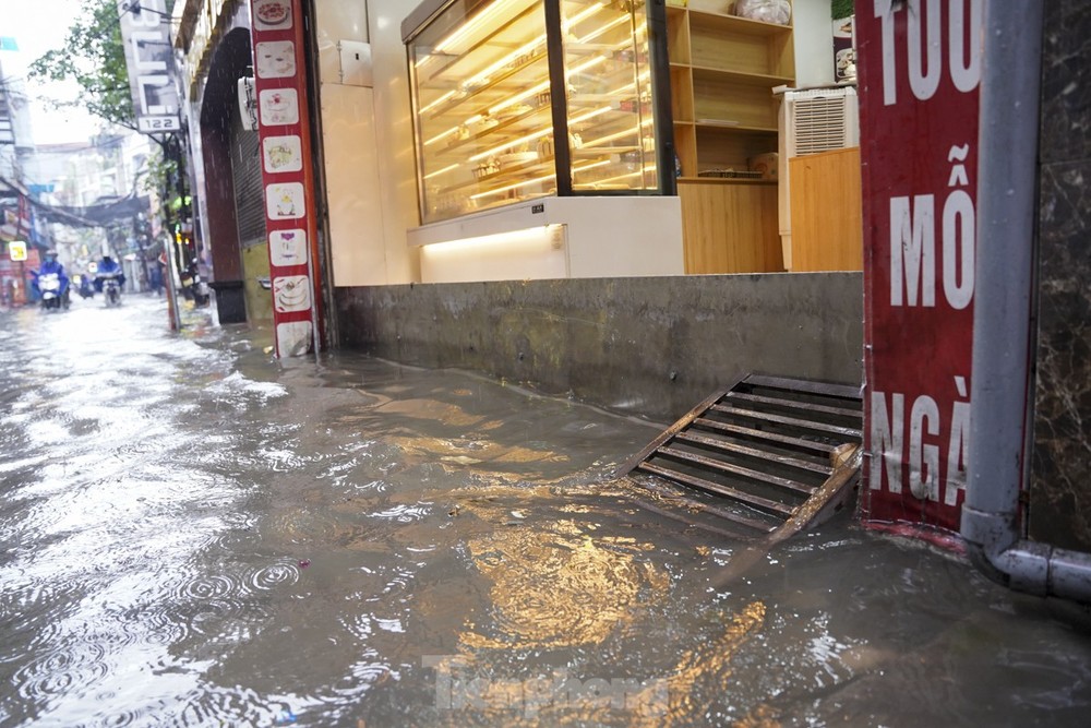 Nhiều tuyến phố Hà Nội ngập sâu, nước tràn vào nhà dân - Ảnh 5.